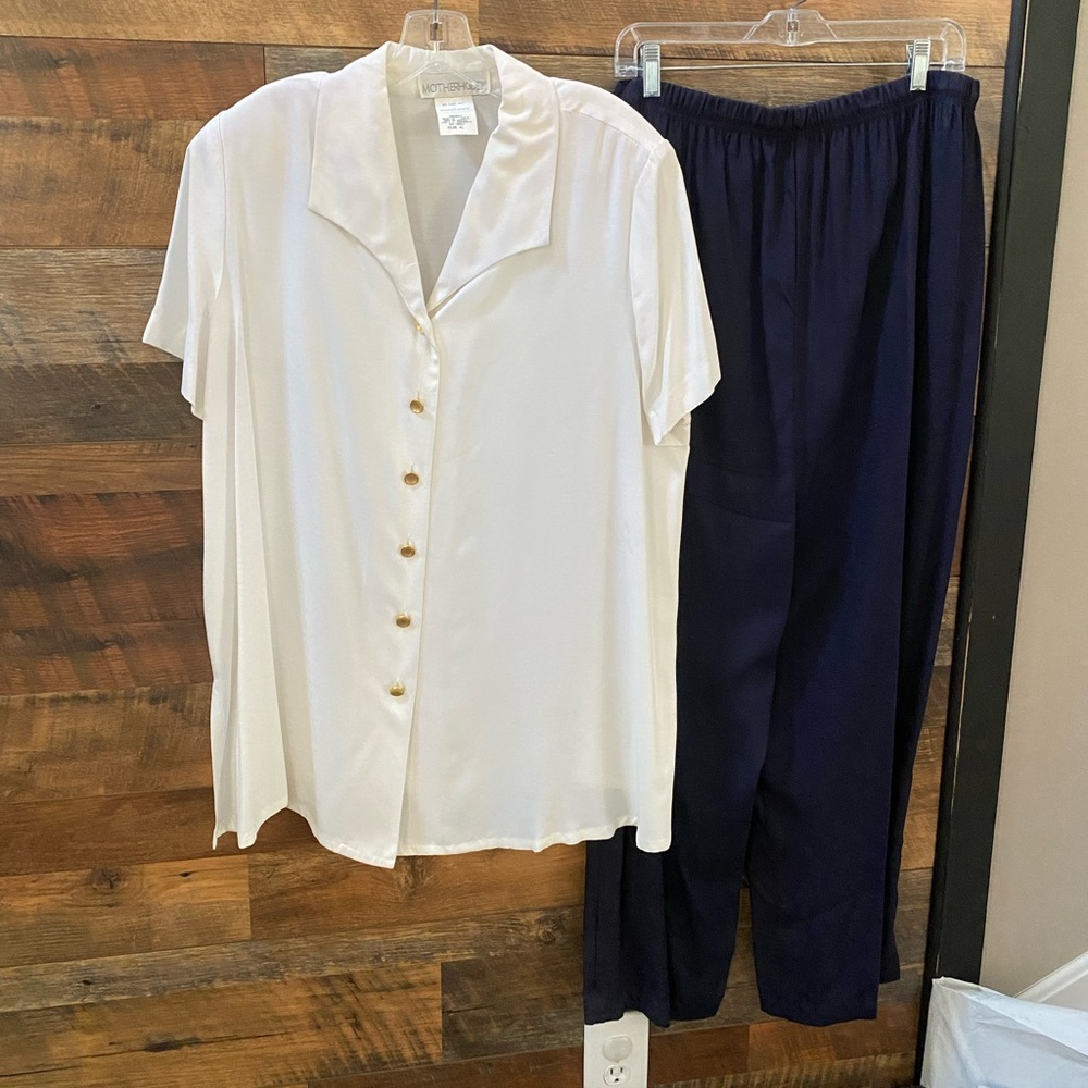 Motherhood Maternity separated in size XL